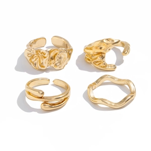 4er-Set goldene Herrenringe mit Lavatextur und unregelmäßigem Wellendesign