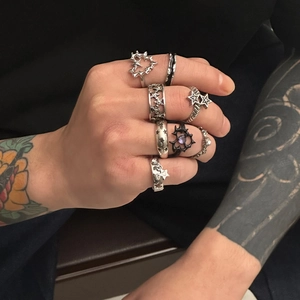 Gotisches Ring-Set für Herren mit silbernen Dornenherz- und Sternmotiven im Streetstyle
