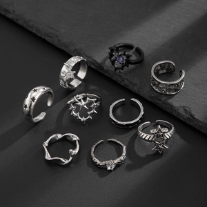 Set aus neun Vintage-Punk-Ringen mit Dornenherzen und Sternen auf schwarzem Stein