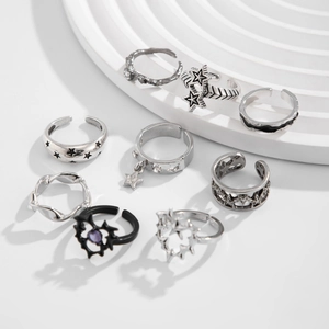 Achtteiliges Set aus Vintage-Silberringen im Punk-Stil mit Stern- und Herzmotiven