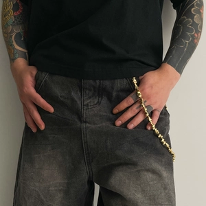 Cadena de pantalones con cuentas doradas estilo hip hop para hombre en jeans grises