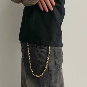 Cadena de pantalón CCB dorada estilo hip hop en jeans grises para un look street
