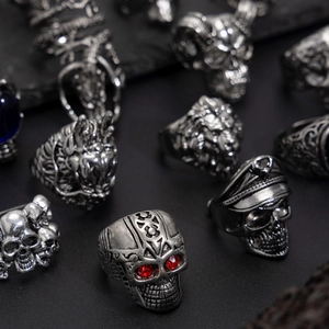 Ensemble de bagues gothiques punk à tête de mort avec pierres rouges et tête de lion