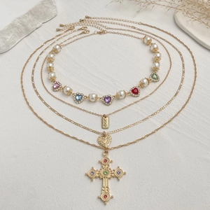 Mehrlagige goldene Kreuzkette mit bunten Herz-Edelsteinen und weißen Perlenakzenten