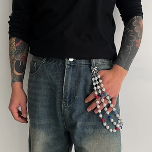 Détail d'une chaîne de pantalon hip hop multicouche avec perles pavées de strass colorés
