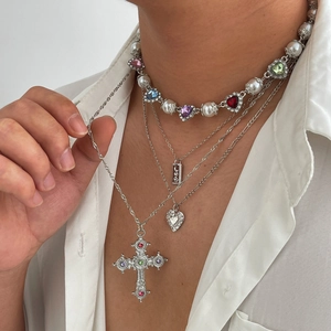 Mehrlagiges Halsketten-Set mit Perlen-Choker, bunten Herzsteinen und Kreuz-Anhänger für Herren