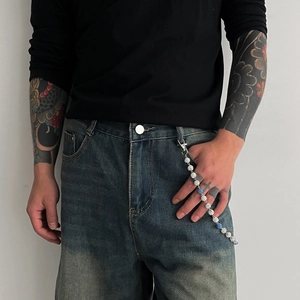 Détail de la chaîne de pantalon hip-hop avec boules de cristal sur jean vintage