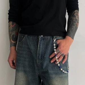 Détail de la chaîne de taille hip-hop à perles bleues et argentées avec fermoir homard