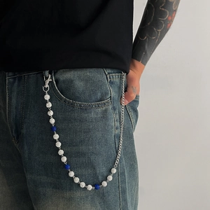 Détail de la chaîne de pantalon argentée avec perles d'argile scintillantes bleues et blanches