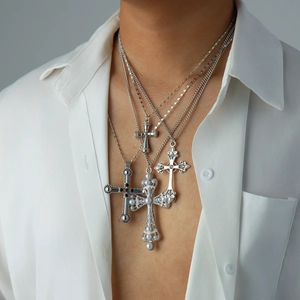 Lagenhalskette für Herren mit diamantbesetzten Kreuzanhängern, Perlen und Gothic-Design