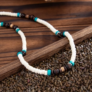 Dettaglio della collana boho in perle di cocco con accenti di turchese e argento