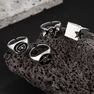 Set di quattro anelli punk color argento con pentagramma e smalto nero su roccia
