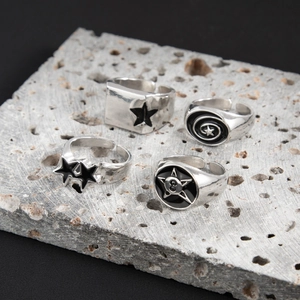 Set di quattro anelli punk d'argento regolabili con stella e biliardo 8 per uomini