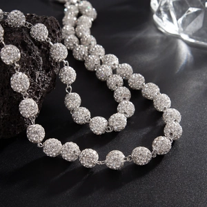 Vista macro della catena da uomo hip hop in argento con sfere tempestate di strass lucidi