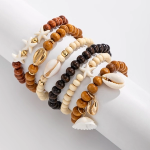Dettaglio del set di bracciali bohémien con perline multistrato e ciondoli a conchiglia