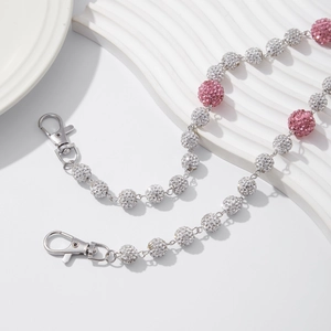 Gros plan d'une chaîne de perles en strass rose et argent avec fermoirs mousquetons