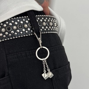 Vue détaillée de la chaîne de taille hip-hop avec pendentif dé et ceinture cloutée argent