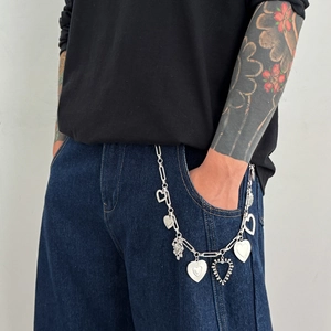 Dettaglio catena per pantaloni in argento con pendenti a cuore in stile hip hop trendy
