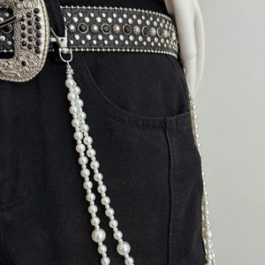 Détail de la chaîne de pantalon en perles hip hop avec ceinture cloutée argentée