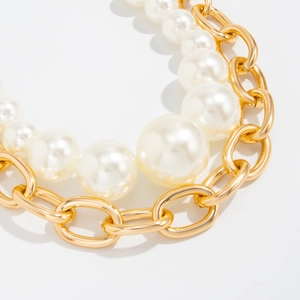 Détail de chaîne dorée épaisse épissée de perles dégradées pour taille ou collier