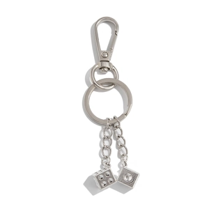 Porte-clés en métal argenté poli avec double pendentifs dés et fermoir homard pour homme