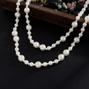 Détail d'une chaîne de pantalon en perles double rang avec perles intercalaires argentées