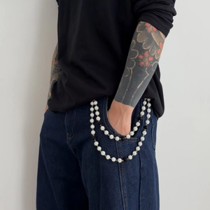 Vue détaillée d'une chaîne de taille hip-hop à double couche avec boules de cristal