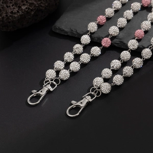 Détail de la chaîne de perles strass hip hop avec fermoirs mousquetons pour pantalons ou sacs