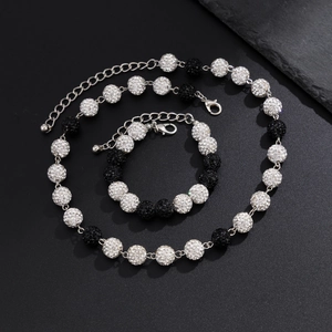 Vista dall'alto di set collana e bracciale disco con strass bianchi e neri