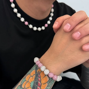 Dettaglio del set collana e bracciale hip hop con sfere di strass argento e rosa lucido