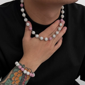 Primo piano del set gioielli hip hop con perle shamballa in cristallo rosa e bianco