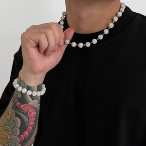 Dettaglio della collana e del bracciale hip hop con sfere d'argento e cristalli luminosi