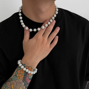 Primo piano di collana e bracciale hip-hop da uomo con sfere scintillanti in zircone