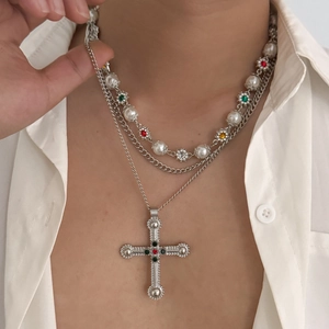 Dreilagige Vintage-Kreuzkette für Herren mit weißen Perlen und bunten Strasssteinen