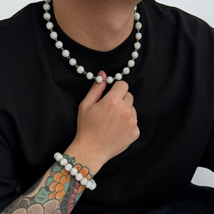 Set collana e bracciale a sfere d'argento hip hop con cristalli indossato da un uomo