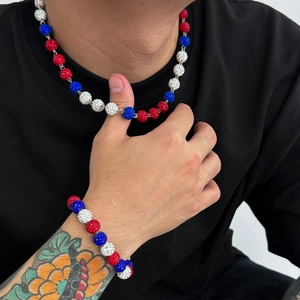 Dettaglio del set di gioielli hip hop con sfere disco di strass rossi bianchi e blu
