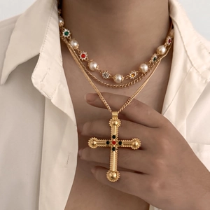 Dreilagige goldene Halskette mit Perlen, Emailleblumen und einem Vintage-Kreuzanhänger