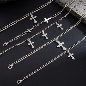 Set di bracciali hip hop in argento da uomo con ciondoli a croce e chiusure a moschettone
