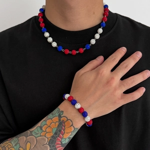 Dettaglio set gioielli hip hop con perline disco ball in strass rosse bianche e blu