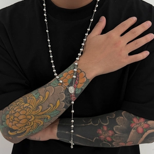 Collier chapelet homme en acier inoxydable avec croix et médaillon porté sur un mannequin