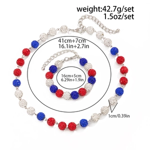 Dettaglio del set di gioielli con collana e braccialetto in perle di cristallo Shamballa colorate