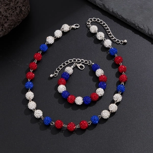 Vista dettagliata del set collana e bracciale con perle disco rosse, bianche e blu