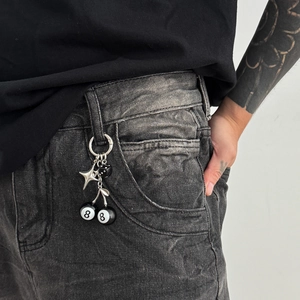 Porte-clés Street Hip Hop Forme Cerise Boule 8 Pendentif Alliage Étoile Dés pour Hommes Femmes Bijou de Sac Décoration de Jean Rétro