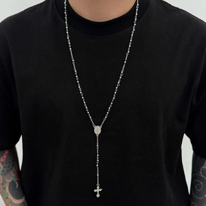 Long collier à billes argentées avec médaille religieuse et petite croix pour hommes