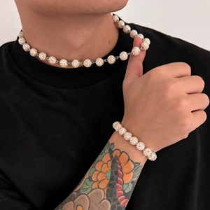 Primo piano del set collana e bracciale hip-hop con sfere di strass su un modello maschile