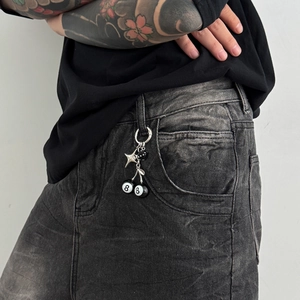 Porte-clés style hip hop avec boules de billard noires numéro 8 et étoiles sur un jean