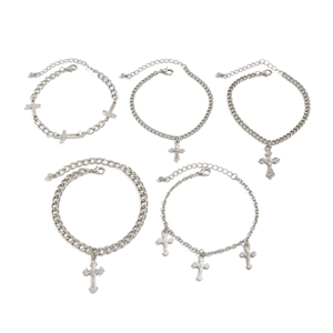 Set di cinque bracciali a catena hip-hop argentati con vari ciondoli a croce e fermagli a moschettone