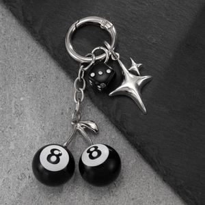 Détail du porte-clés cerise boule 8 street style avec dés noirs et pendentifs étoile