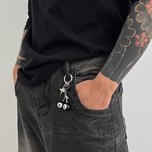 Détail d'un porte-clés hip-hop avec boule de billard n° 8, breloques étoile et dé