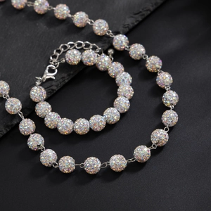 Dettaglio del set collana e bracciale hip-hop con sfere di cristallo arcobaleno pavé